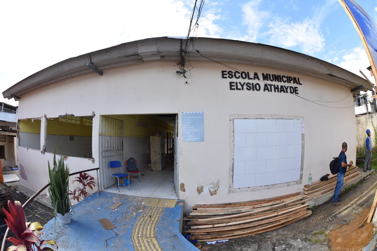 A ordem de serviço para início das intervenções foi assinada pelo prefeito Bruno Reis, em cerimônia realizada em uma das unidades a serem reconstruídas: a Escola Municipal Elysio Athayde, em Cajazeiras V