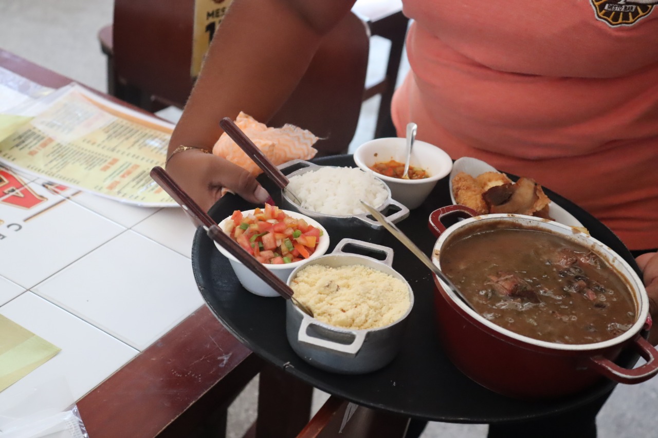 Cresceram ainda a atividade de Serviços profissionais, administrativos e complementares