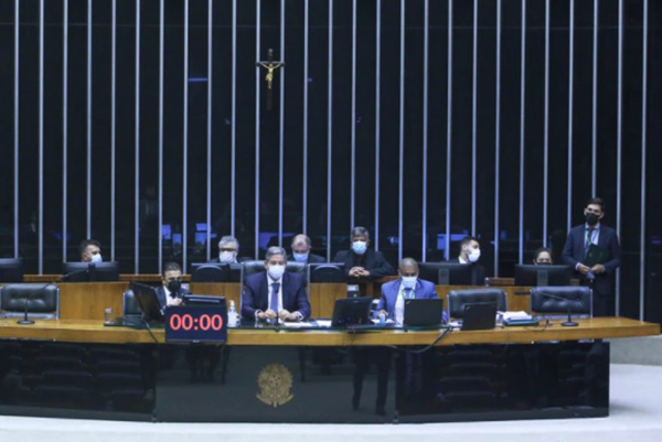 Imagem de Para conter resistência, Câmara negocia enxugar texto que limita ICMS sobre energia