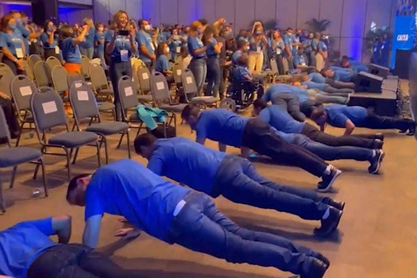 Diretores e vice-presidentes da Caixa fazem flexões durante festa de fim de ano da instituição