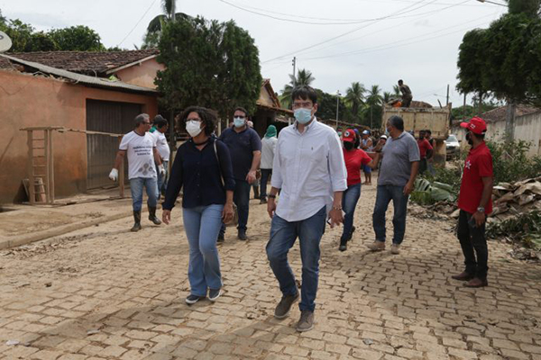 Equipe do Governo do Estado em cidade atingida pela chuva