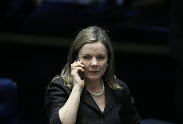 A presidente do PT, deputada Gleisi Hoffmann (PR)