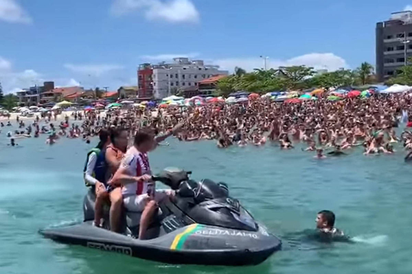  Bolsonaro volta a andar de jet ski e causar aglomerações em SC