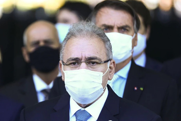 O ministro da Saúde, Marcelo Queiroga, e ao fundo o presidente Jair Bolsonaro O ministro da Saúde, Marcelo Queiroga, e ao fundo o presidente Jair Bolsonaro