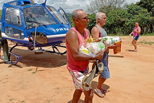 PM leva mantimentos a cidades alagadas pela chuva