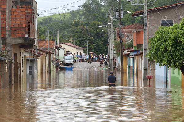 Estado de Minas Gerais vem sendo castigado por fortes chuvas que já mataram seis pessoas