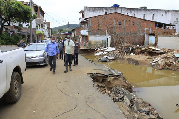 O governador Rui Costa (PT) visita cidades atingidas pela chuva O governador Rui Costa (PT) visita cidades atingidas pela chuva