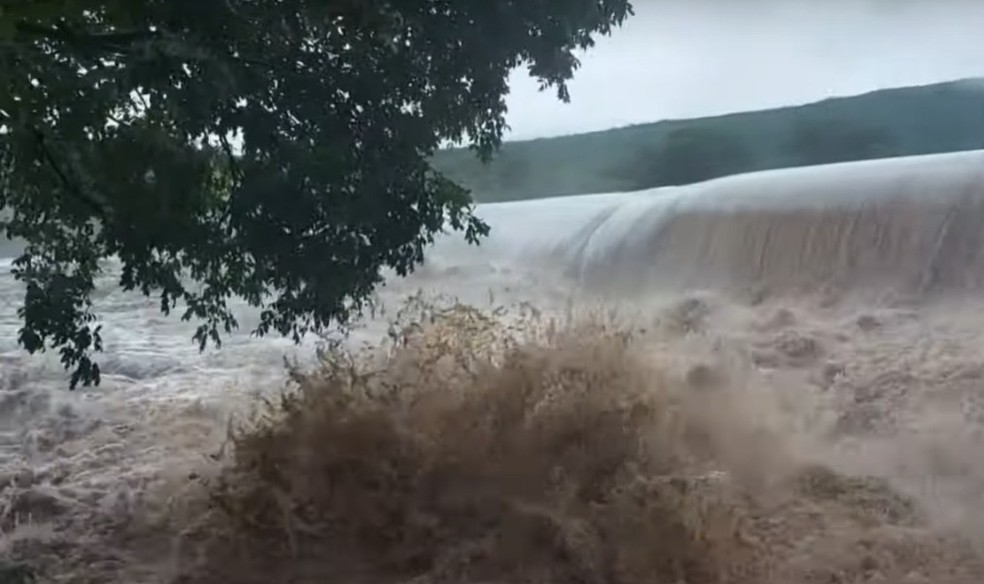 Governador afirma que 37 cidades têm comunidades debaixo d'água. Temporais castigam o estado desde novembro e já afetaram a vida de cerca de 400 mil pessoas.