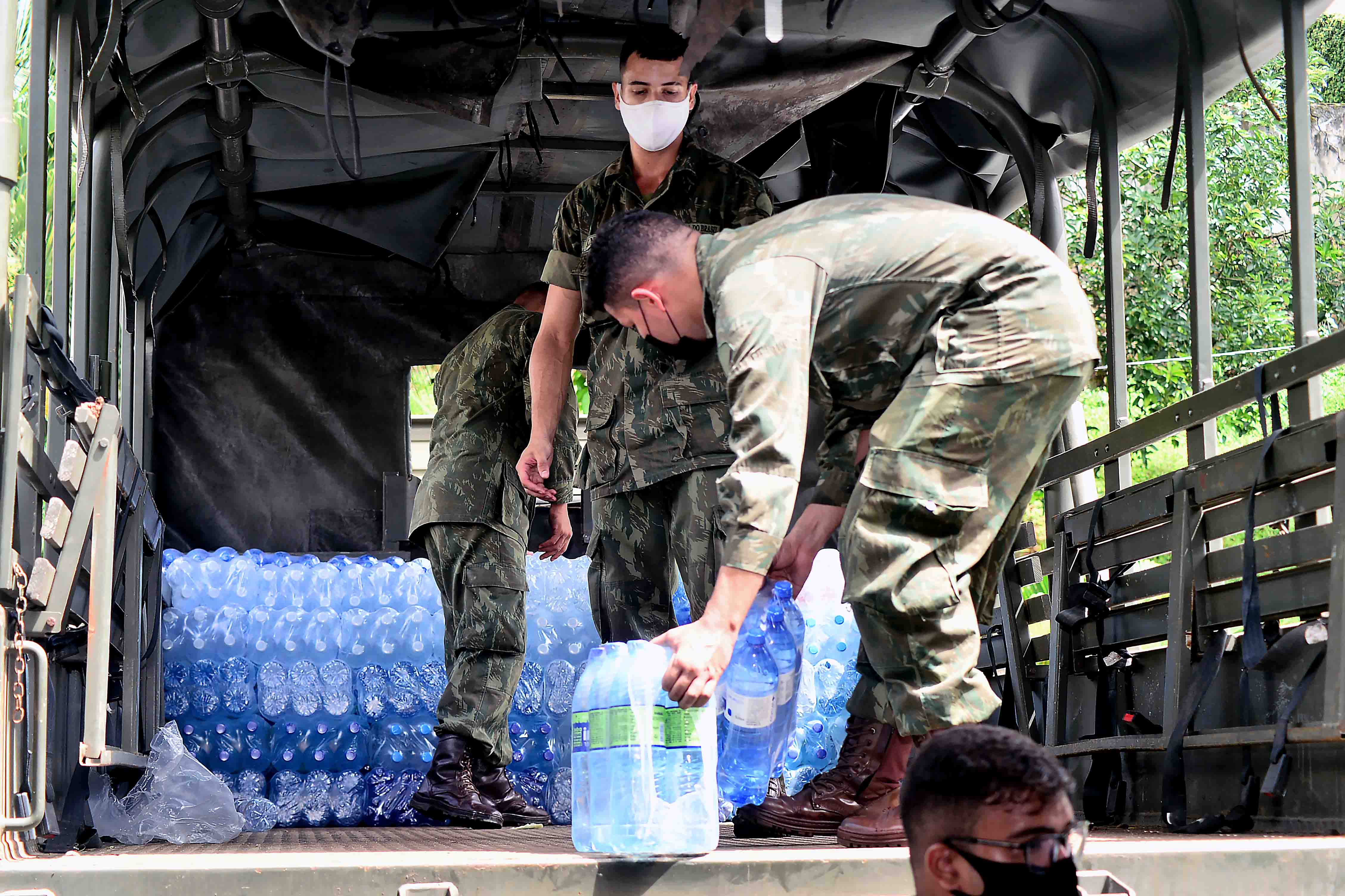 Militares fazem a coleta da água em um caminhão
