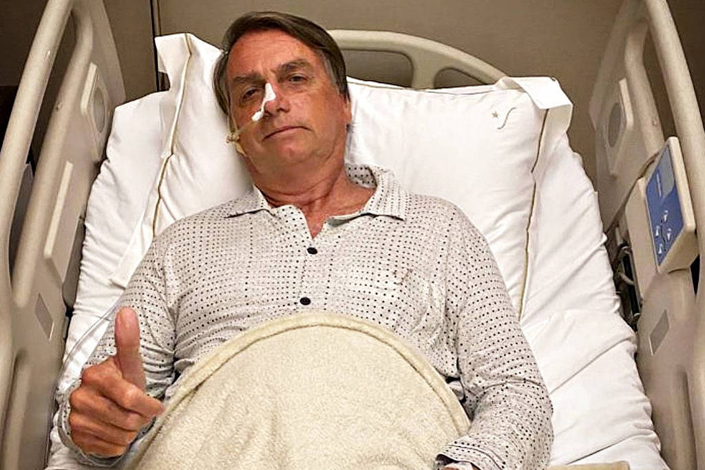 O presidente Jair Bolsonaro (PL) posta imagem no Twitter no hospital Vila Nova Star, onde ele foi internado