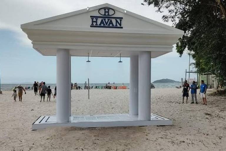 Chuveiro montado pela Havan gera polêmica em praia de Florianópolis