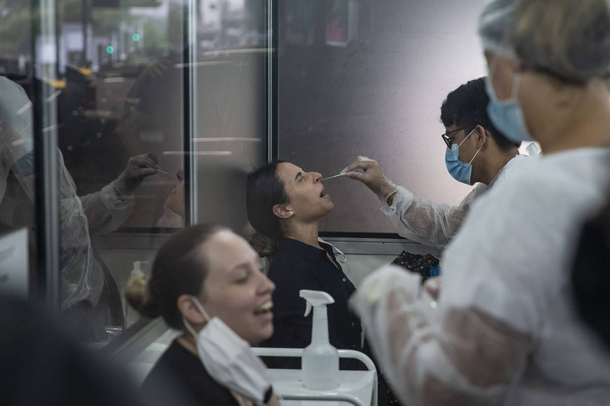 Em laboratório de testagem no estacionamento do Super Shopping em Osasco, aumenta a demanda por testes de Covid-19