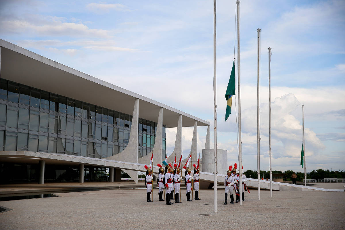 Bandeira em frente ao Palácio do Planalto é colocada a meio mastro
