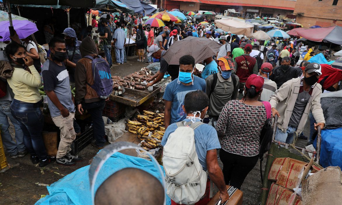 Nas últimas 24 horas, foram registrados 2,32 mil infectados Nas últimas 24 horas, foram registrados 2,32 mil infectados