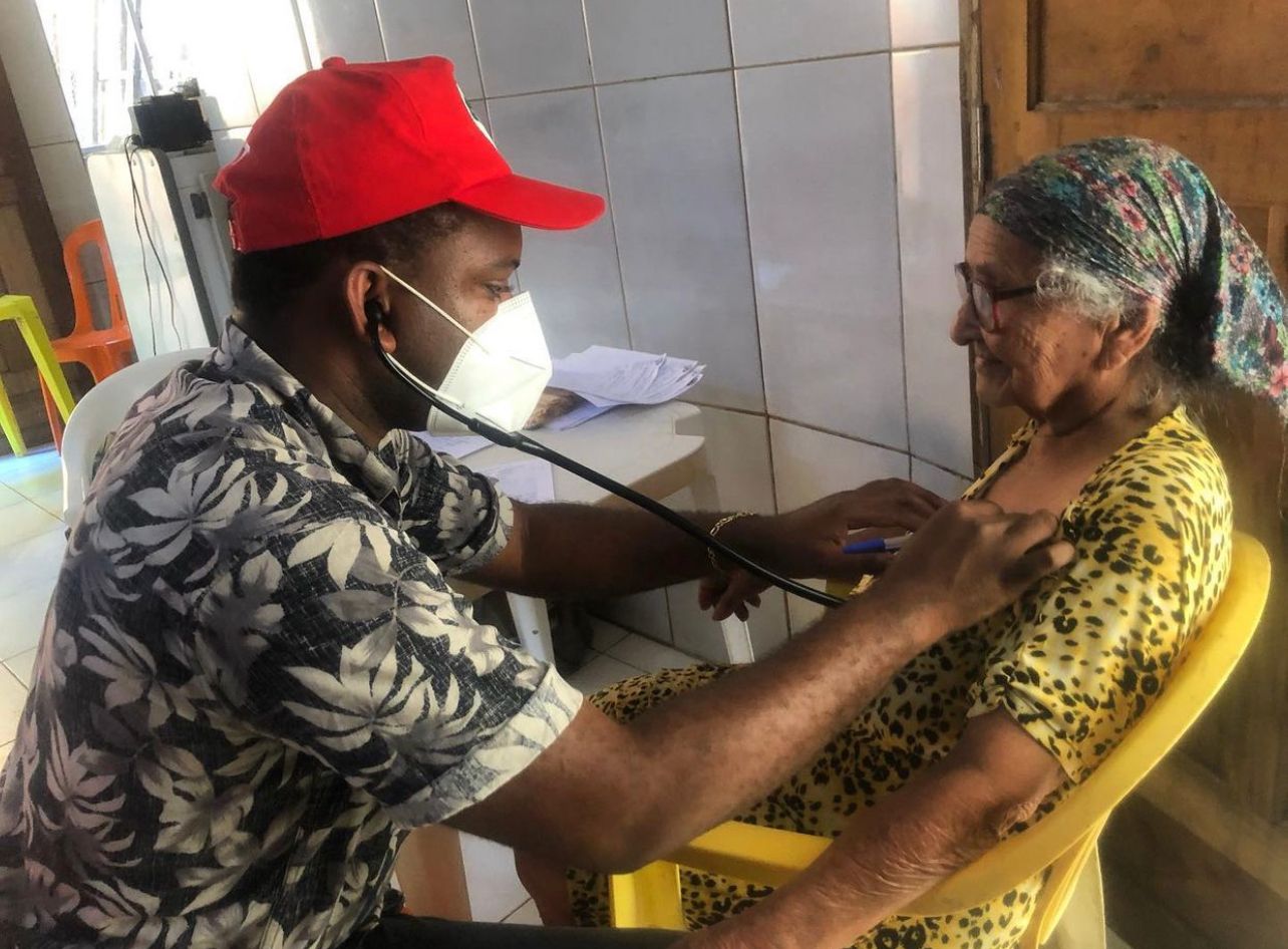 Atendimento de médicos e profissionais de saúde a famílias em situação de vulnerabilidade