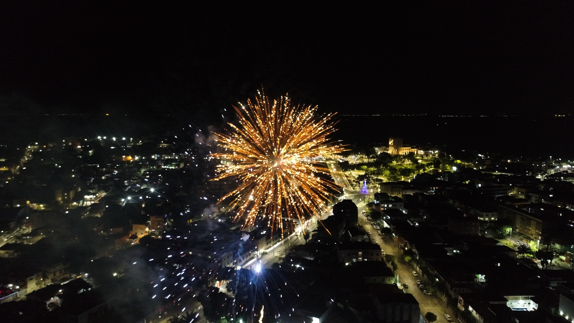 Queima de fogos celebra chegada de 2022 em Salvador