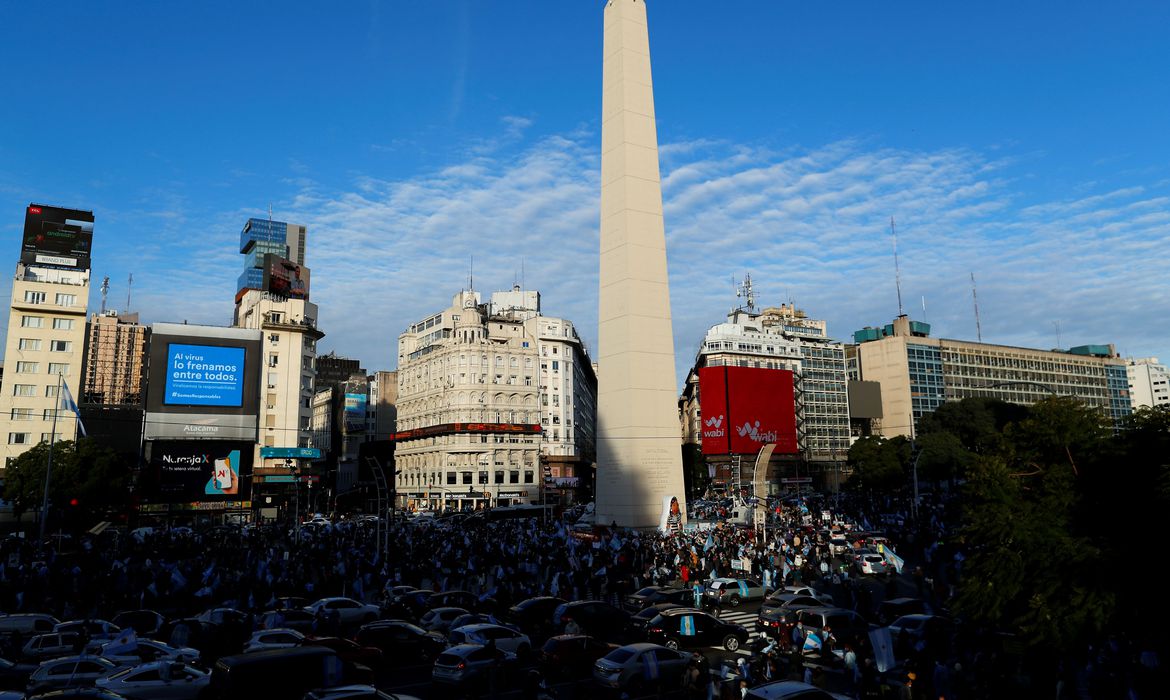 Enquanto peronismo e oposição não se decidem, ultraliberal Javier Milei ganha força; veja quem é quem Enquanto peronismo e oposição não se decidem, ultraliberal Javier Milei ganha força; veja quem é quem