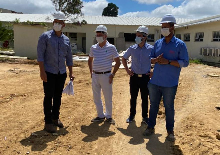 Fábio Villas-Boas visita obra de hospital em Vitória da Conquista