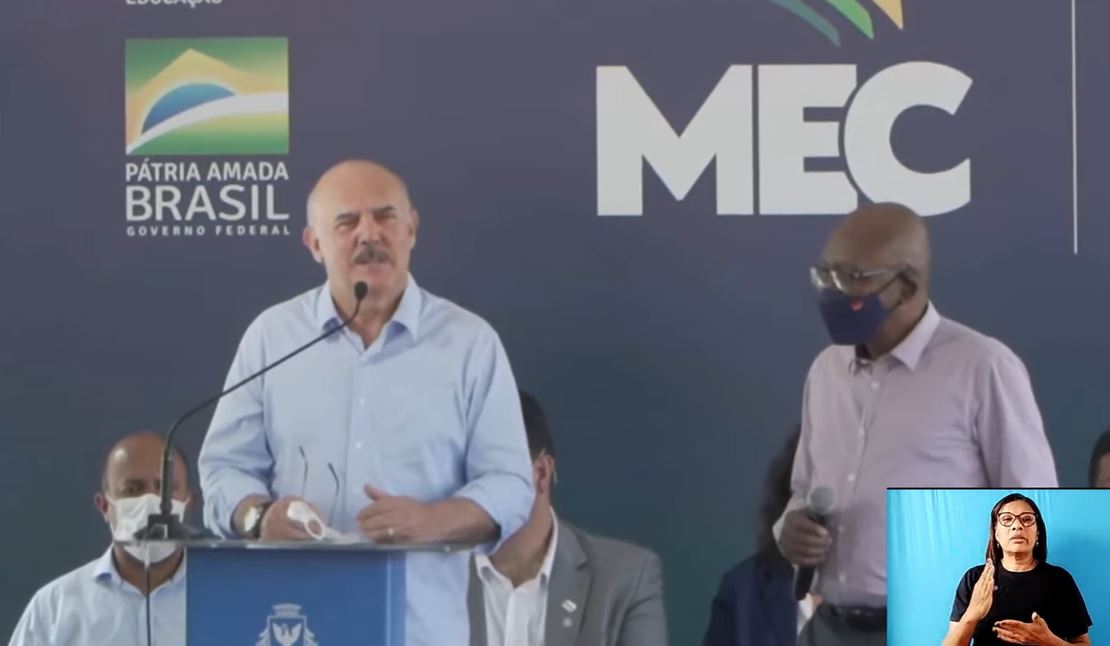 Ministro da Educação, Milton Ribeiro, e o presbítero Daniel Sacramento iniciam oração durante evento do MEC e da Prefeitura de Salvador