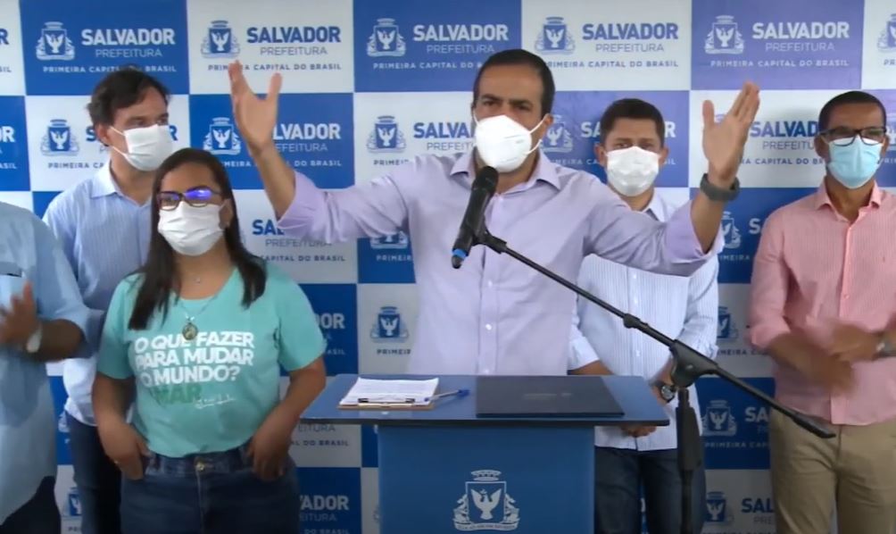 Prefeito Bruno Reis (DEM) durante assinatura de ordem de serviço para requalificação de ligação viária em Nova Brasília de Valéria e Valéria