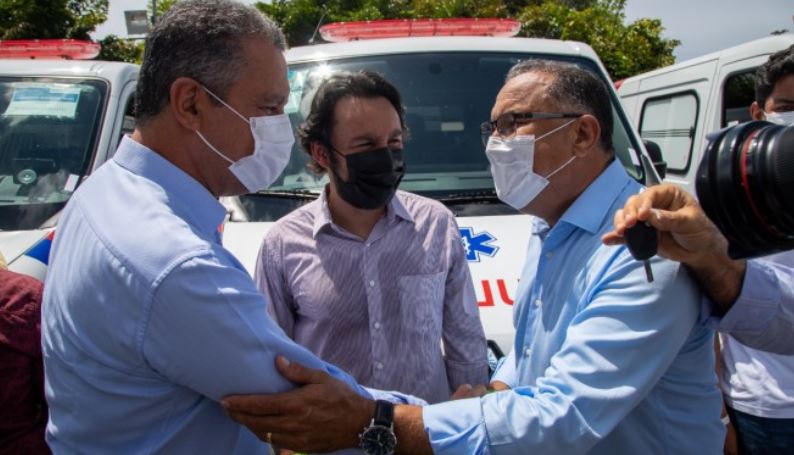 Governador Rui Costa assinou o convênio com os municípios e fez a entrega das ambulâncias