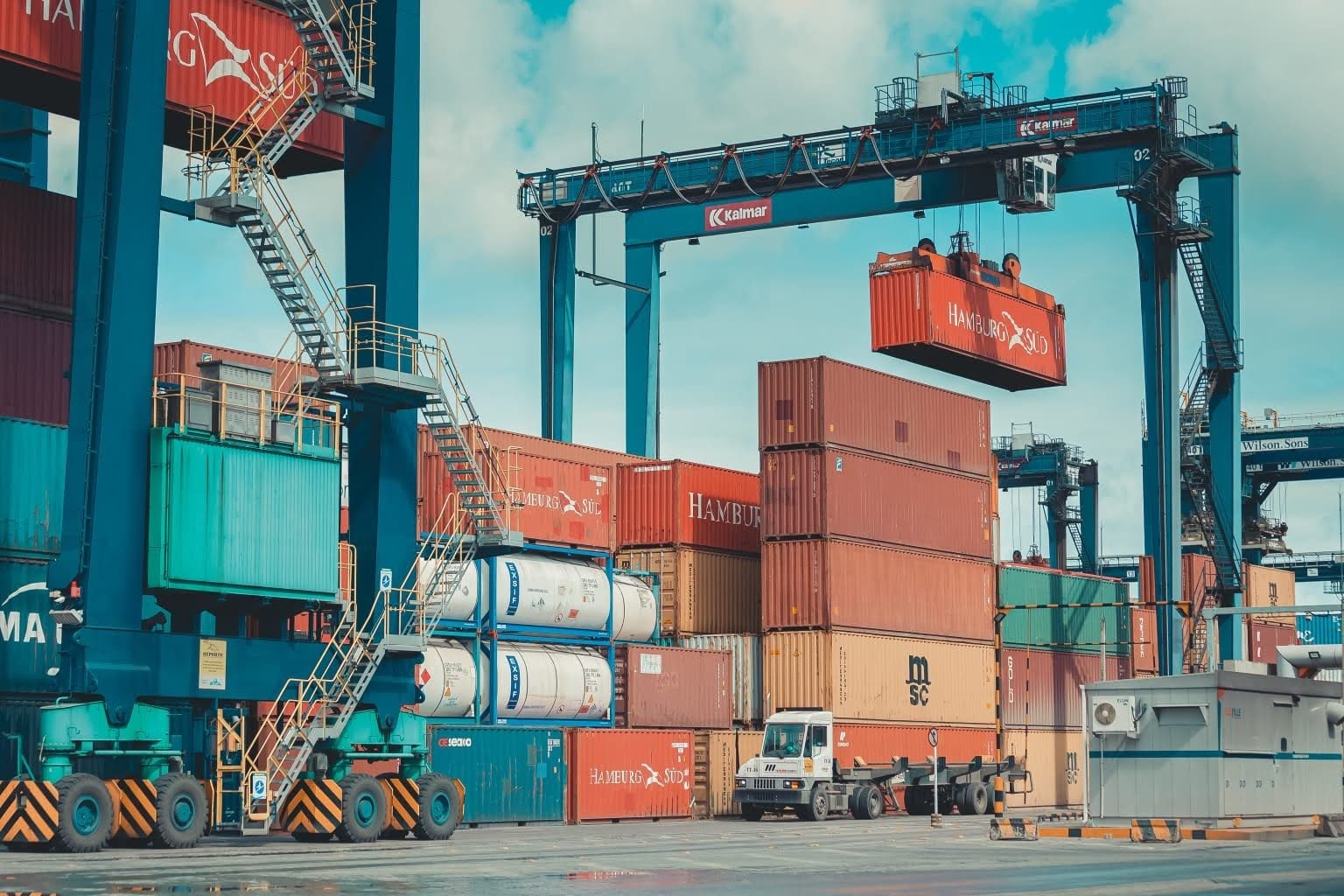 Os destaques foram os segmentos de energia renovável, químicos, pneus, construção civil e frutas Os destaques foram os segmentos de energia renovável, químicos, pneus, construção civil e frutas