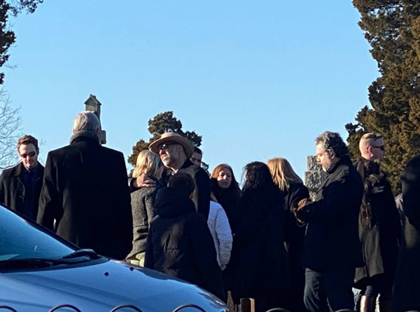 O blogueiro Allan dos Santos e o ex-ministro Ernesto Araújo no velório do escritor Olavo de Carvalho, nos EUA