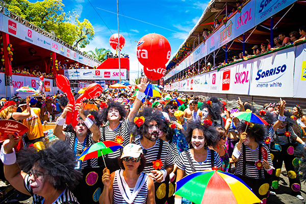 Foliões participam do bloco Galo da Madrugada, no Carnaval de rua em Recife