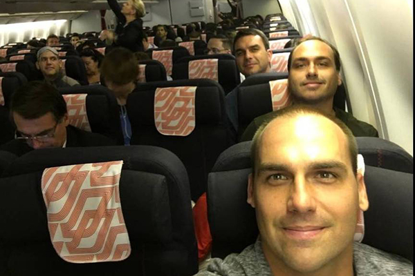 Jair, Flávio, Carlos e Eduardo Bolsonaro (da esq. para a dir.) durante voo rumo a Israel em 2016