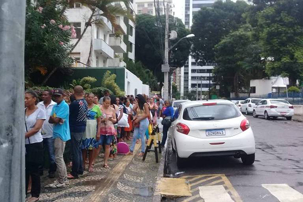 Filas em hospital de Salvador com pacientes com gripe e suspeita de Covid  
