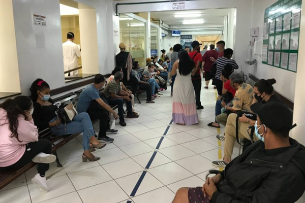 Fila para atendimento em hospital de SP Fila para atendimento em hospital de SP