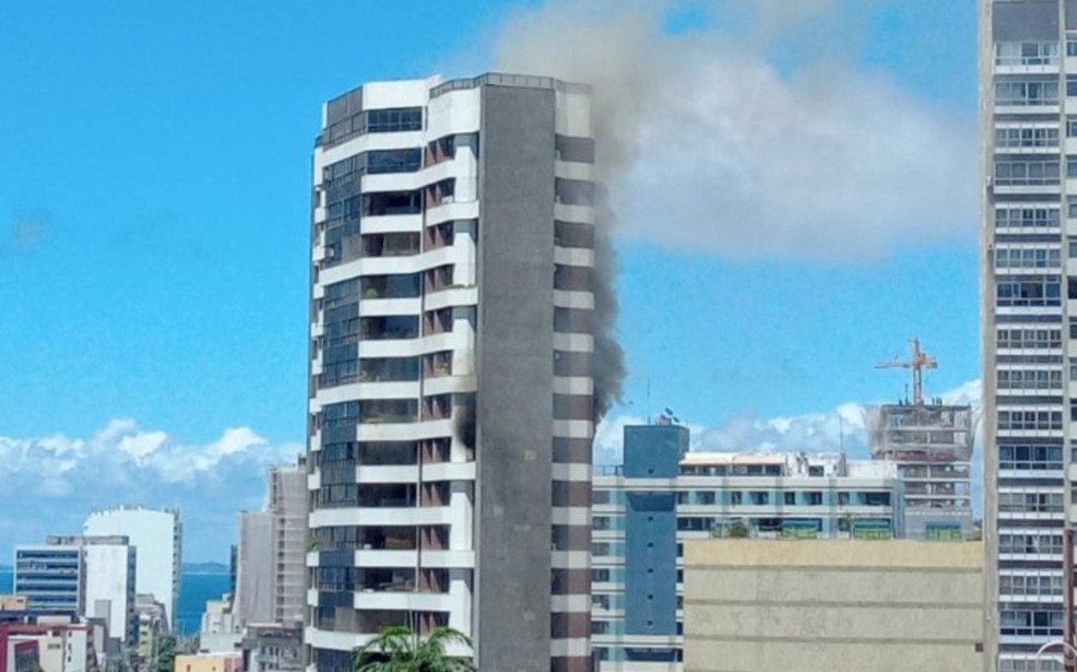 Imóvel é atingido por incêndio em condomínio de alto padrão na Barra