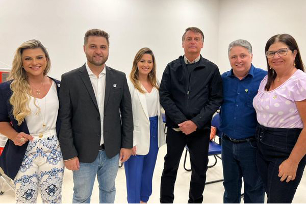 O presidente Jair Bolsonaro com o clã Garotinho O presidente Jair Bolsonaro com o clã Garotinho
