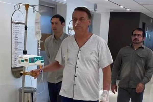 Bolsonaro caminha no Hospital Vila Nova Star nesta terça-feira (4)