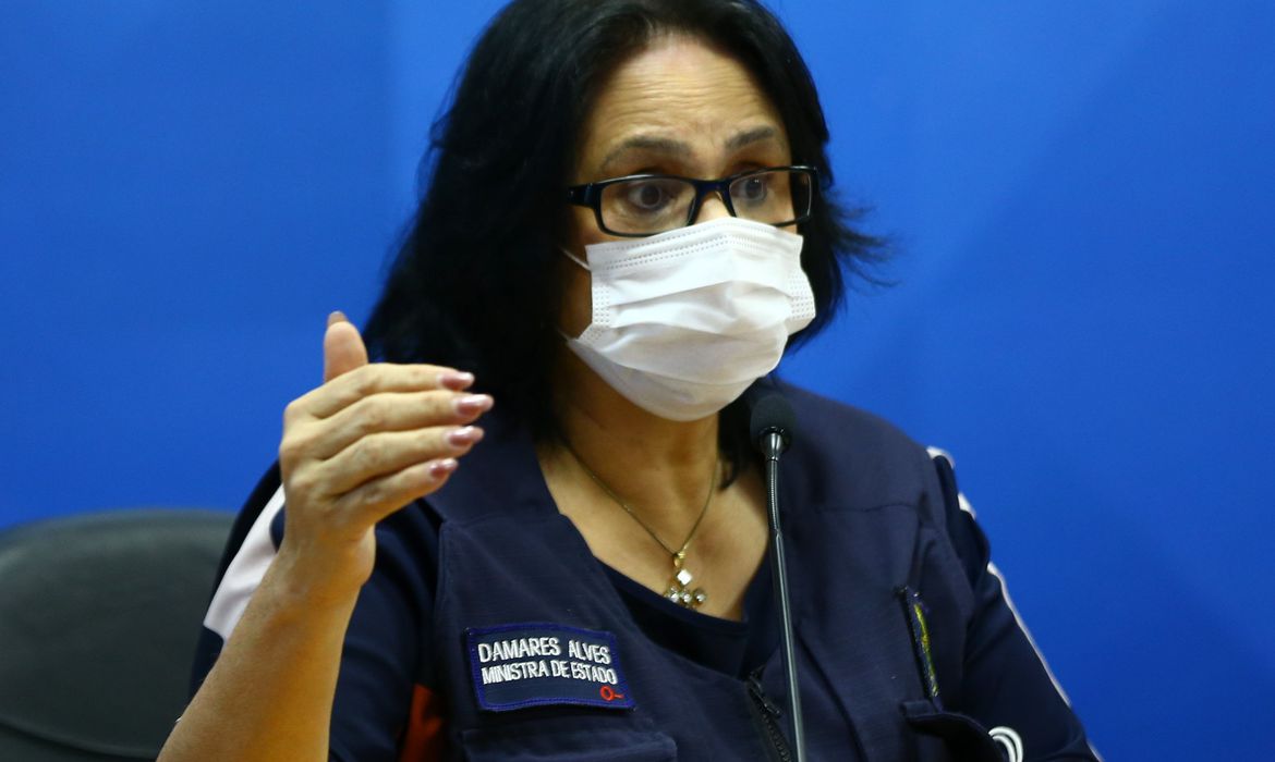 Ministra tem sintomas leves e está em isolamento