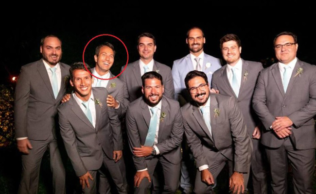 Barbosa é o segundo da fileira superior, da esquerda para a direita, ao lado de Carlos e do senador Flávio Bolsonaro (PL-RJ