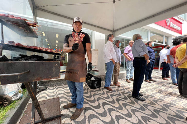 Pecuaristas de ao menos cinco estados fizeram na manhã desta segunda-feira (3) churrascos nas portas de agências do Bradesco
