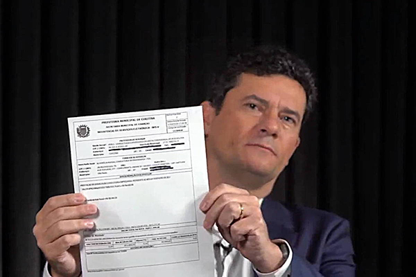 O ex-juiz Sergio Moro (Podemos) anuncia valor recebido da consultoria Alvarez & Marsal durante live