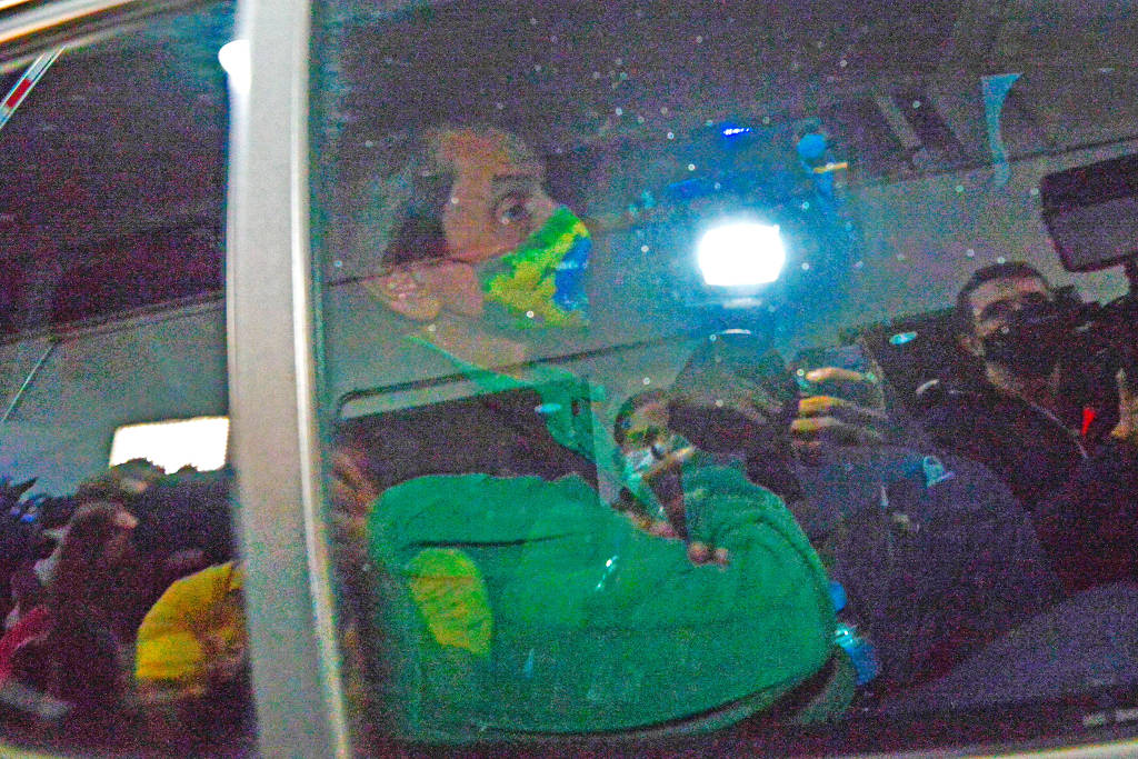 Roberto Jefferson chegando para exame no IML do Rio no dia de sua prisão