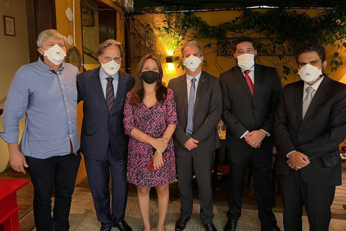 Os advogados Ney Strozake, Marco Aurélio de Carvalho e Gabriela Araújo com os procuradores Ubiratan Cazetta e Julio Araujo