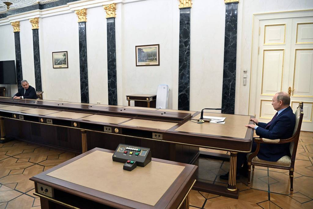 O presidente da Rússia, Vladimir Putin, e o ministro da Defesa, Serguei Choigu, durante reunião em 'mesa gigante' no Kremlin, em Moscou