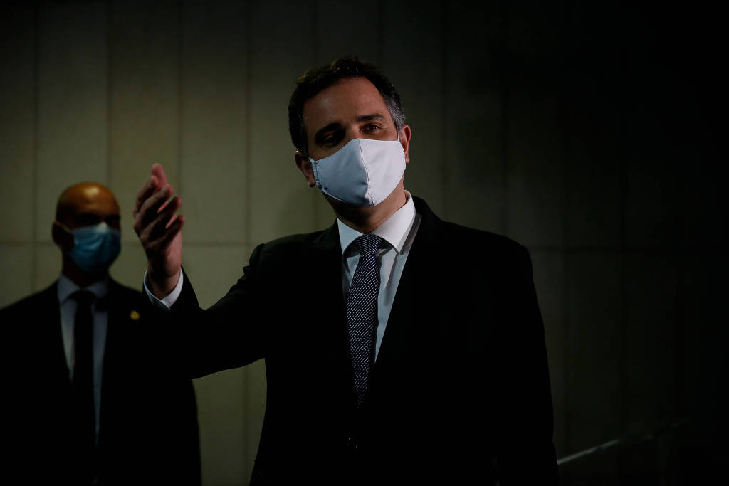 O presidente do senado Rodrigo Pacheco (PSD-MG) conversa com jornalistas ao sair do gabinete da presdiência do senado