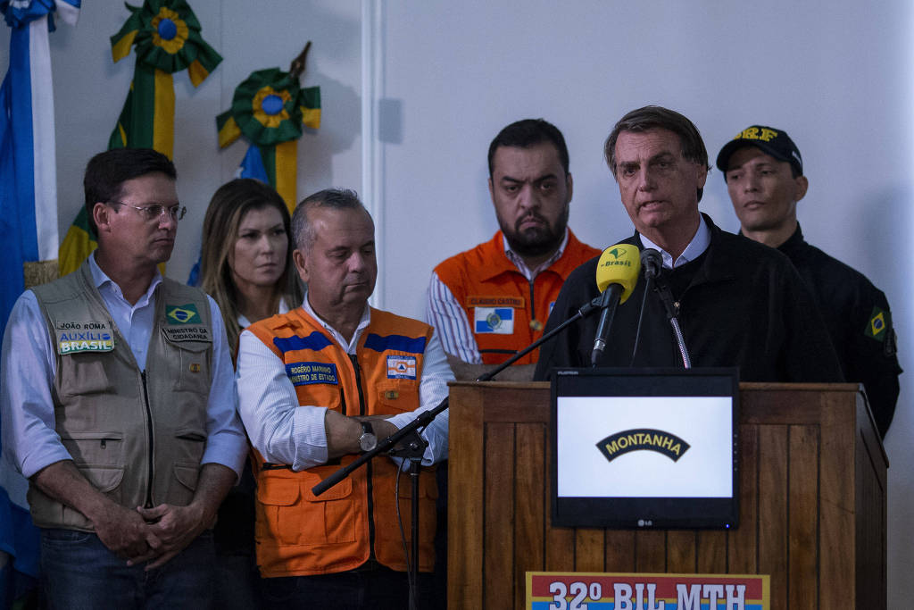 O presidente Jair Bolsonaro após sobrevoar áreas destruídas pela chuva em Petrópolis (RJ)