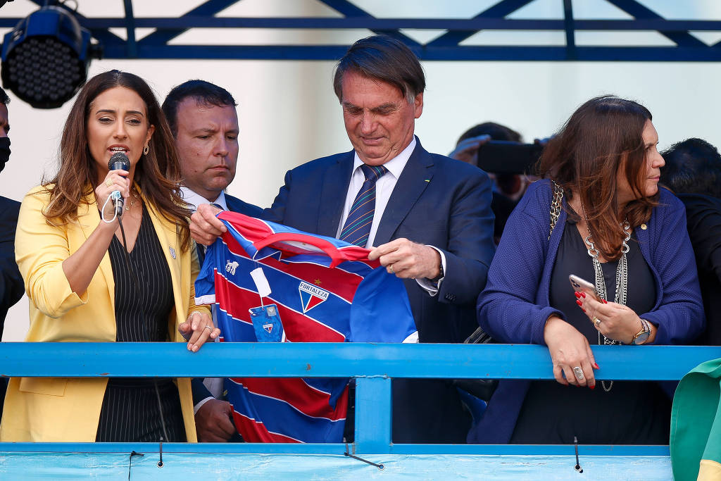 A ministra Flávia Arruda (à esq.), em evento ao lado do presidente Jair Bolsonaro, no ano passado 