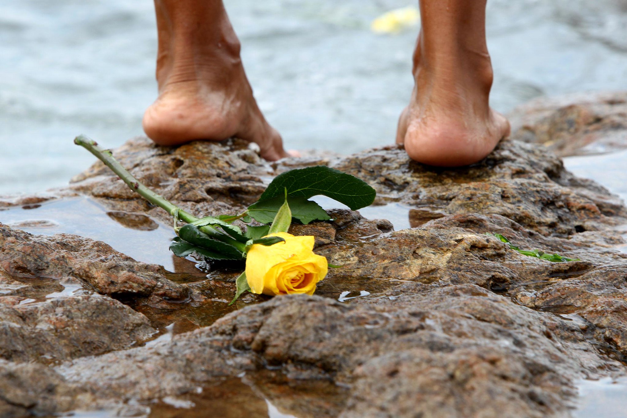 Os devotos deixaram as oferendas nas pedras e no mar próximo ao centro cultural FIEB-SESI, onde o acesso não está bloqueado por tapumes, como no resto da orla