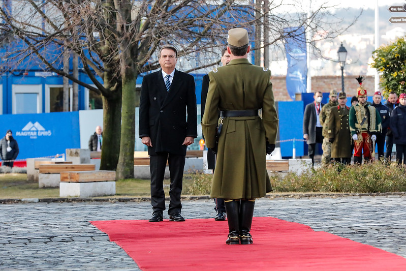 Jair Bolsonaro ao chegar à Hungria