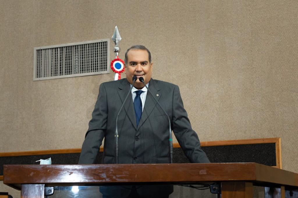 Líder da oposição cita exemplos de São Paulo e Goiás, onde a mudança no imposto já fez o preço cair em quase R$ 0,50 por litro de gasolina