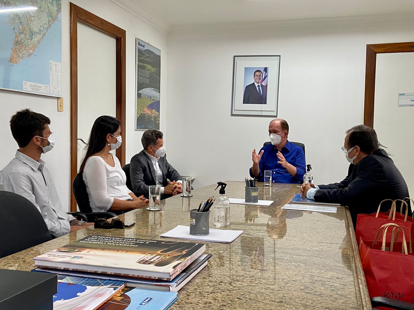 O vice-governador e secretário do Planejamento, João Leão, durante reunião com executivos do grupo Dengo Chocolates O vice-governador e secretário do Planejamento, João Leão, durante reunião com executivos do grupo Dengo Chocolates