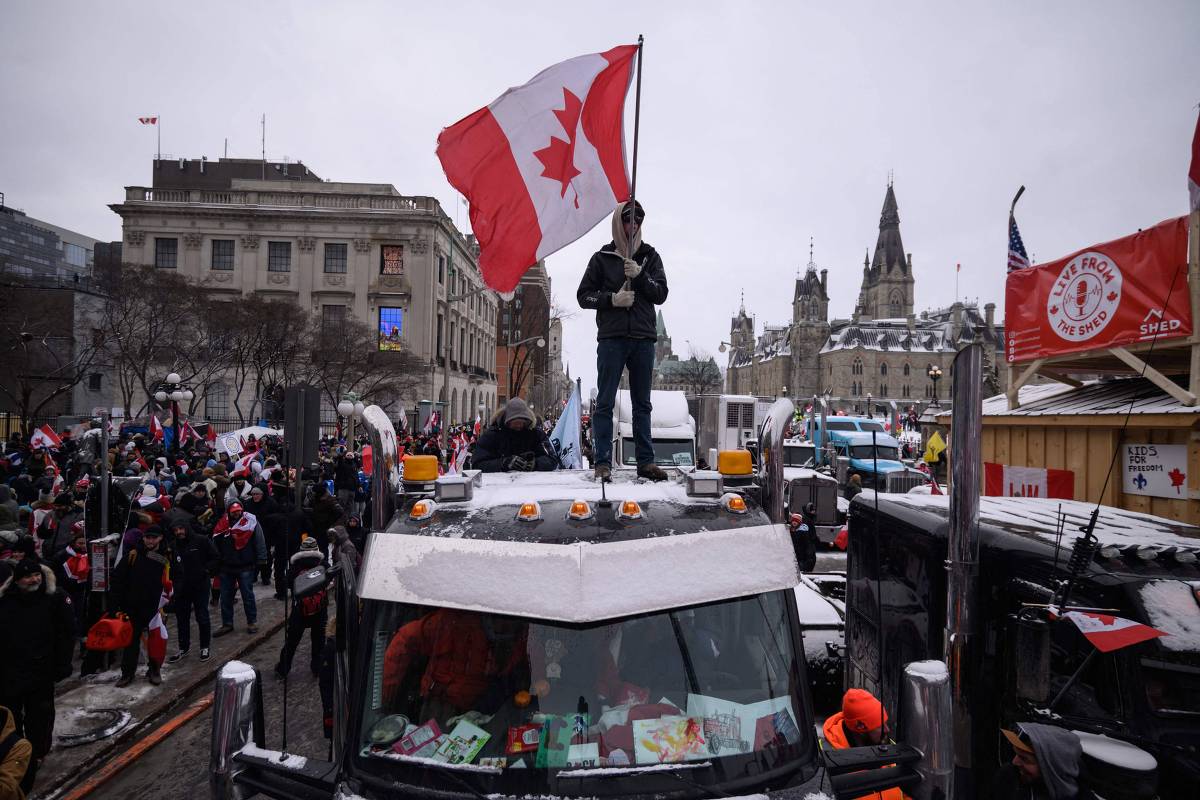 Manifestantes do 'Comboio da Liberdade' bloqueiam ruas diante do Parlamento canadense, em Ottawa
