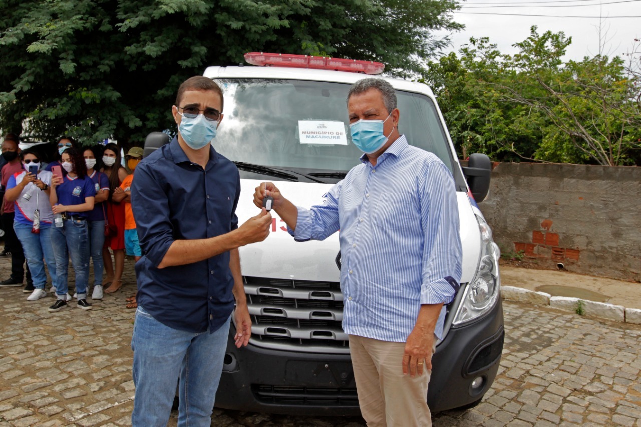 O governador Rui Costa entrega ambulância ao prefeito de Macururê, Bergue de Josias